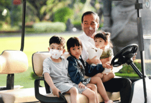 Kegiatan Akhir Pekan Jokowi: Potong Rambut dan Wahana Delman Keliling Kota
